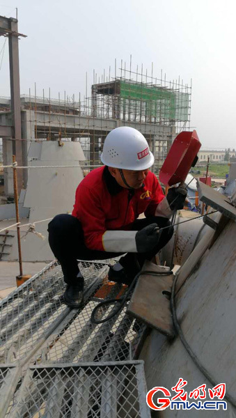 【中国梦&bull;大国工匠篇】&ldquo;巴渝工匠&rdquo;杨波：深受十九大鼓舞让大家感受到干一行、爱一行、精一行是大有作为的！