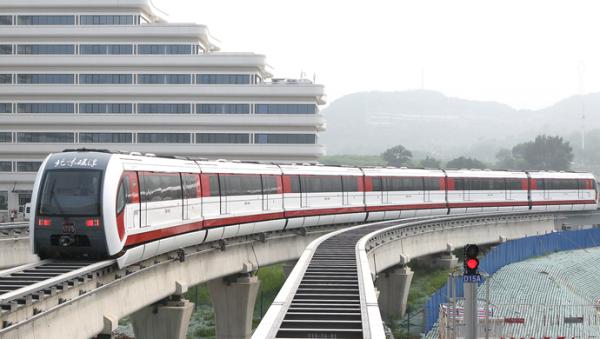 S1线磁浮列车行驶在轨道上。 北京磁浮公司供图