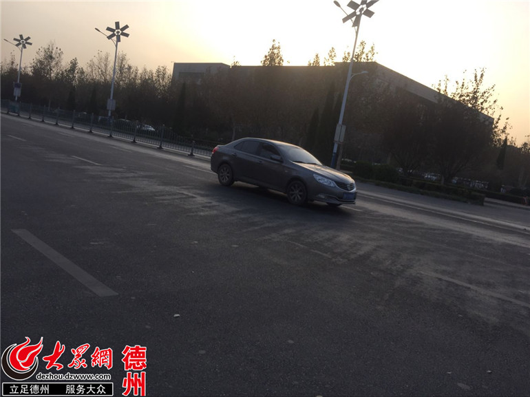 康博大道马路上的水渍 大众网德州10月28日讯(见习记者 李冉) 进入11月以来,天气越来越冷,清晨傍晚更是寒气逼人。近日,不少德州市民拨打12345市民热线,称入冬后“作息”照常的洒水车在清晨和傍晚洒水后,使路面会结起一层薄冰,过往行人和车辆频频“中招”,希望能够引起有关部门的重视。