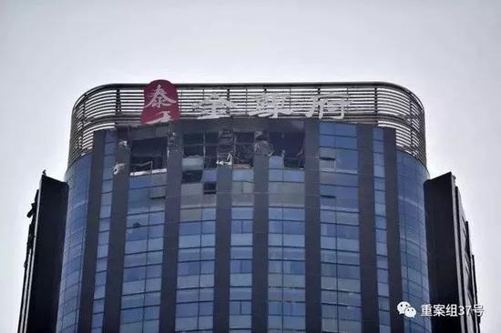 失火的38层公寓楼顶部受损严重。 新京报记者王嘉宁摄