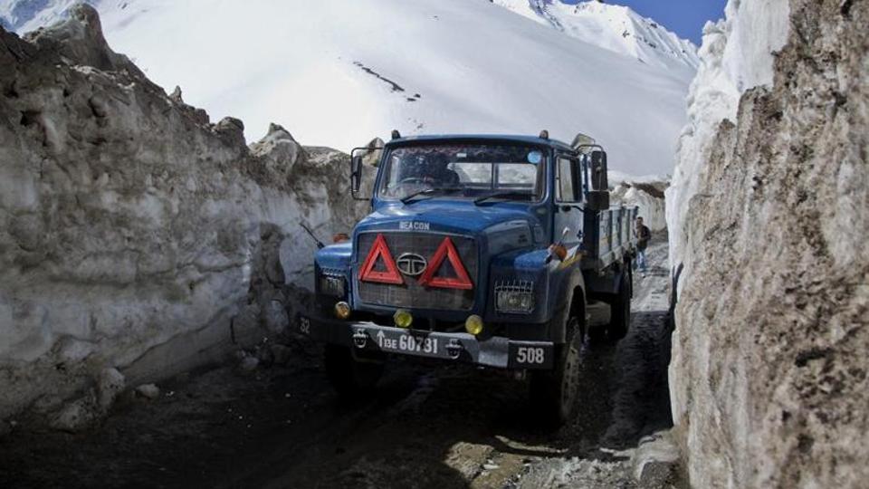 印军采购100多台挖掘机 准备在中印边境修路