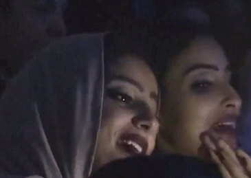 沙特首开“女性演唱会” 数千女子摘下头巾欢呼