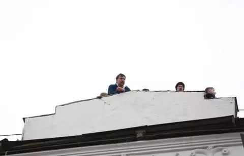格鲁吉亚前总统在乌克兰被捕，爬上8楼楼顶威胁要跳楼！