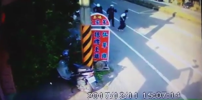 台湾警察想抓人却被夺枪 听见枪声吓晕被紧急送医