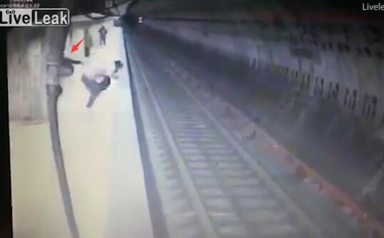 女子被人推下站台遭火车碾压身亡 对方还补了一脚