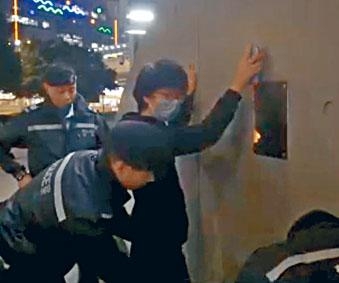 “港独”分子持枪示威被捕 香港律师：恐难逃刑责