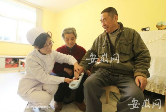 省立医院高年资护士在亳州路社区卫生服务中心，为社区老人送上老年保健服务。王从启图