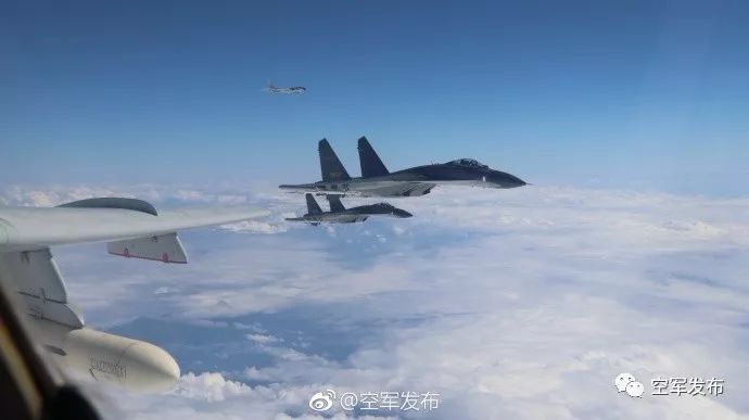 绕岛巡航！中国空军锤炼维护国家主权和领土完整能力