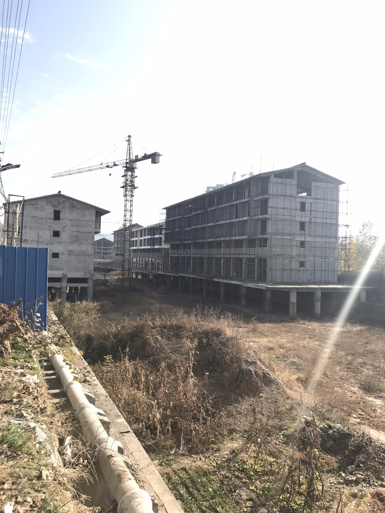 ▲卢氏水街项目，不少楼盘主体已经建好。新京报记者贾世煜摄
