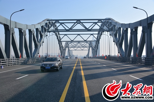 临沂沂河首座钢拱大桥顺利通车 造型为鲲鹏展翅