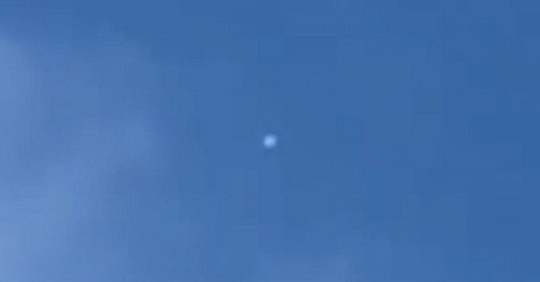 墨西哥城上空惊现白色UFO 引众网友围观