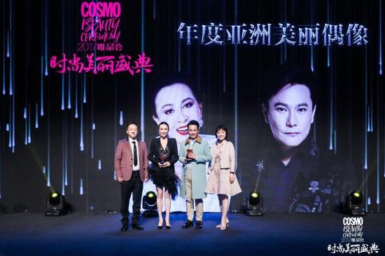 刘嘉玲、张信哲荣获“年度亚洲美丽偶像大奖“。