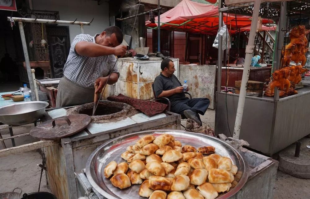 大口吃肉灌汤 吃过硬派早餐才算了解新疆