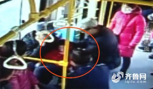 淄博三岁儿童公交车上突然抽搐 司机乘客紧急