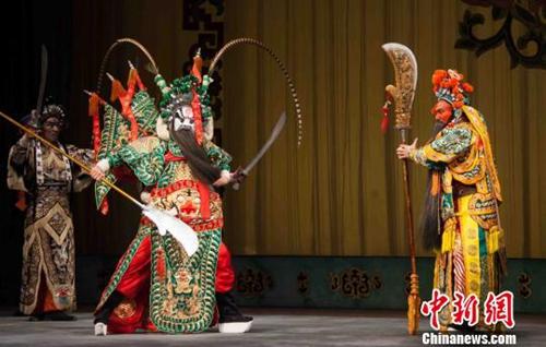 舞台上风光背后的艰辛：成为京剧演员要吃多少苦？
