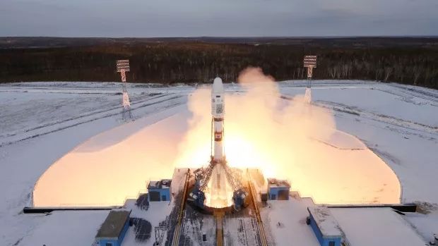 俄罗斯一火箭带19颗卫星“跑路”了 这事儿咋解决？