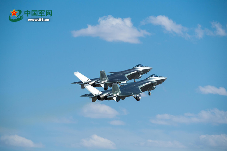 中国空军歼-20战机进行飞行训练。