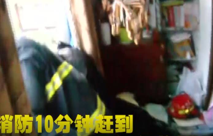 杭州14岁男孩要跳楼 妈妈死死拉住儿子近30分钟