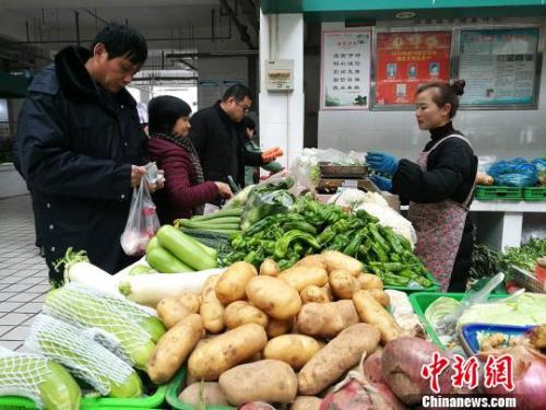 资料图：合肥市民在购买蔬菜。　刘浩摄