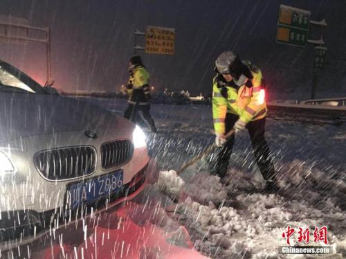 资料图：雅西高速路段交警雪中帮助受困车辆脱险。 雅西交警供图