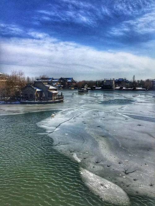 阳光下的湛蓝一半是水一半是冰这里是朱仙镇启封故园