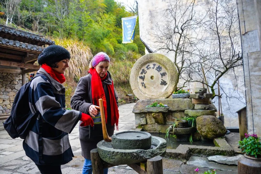 婺源篁岭一碗暖粥邀央视与国际友人共品乡俗