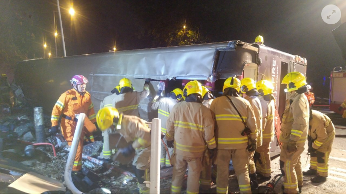 香港双层巴士翻车事故：3人昏迷急救