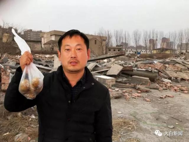 河南淇县居民买仨土豆回家后发现，房子被夷为平地