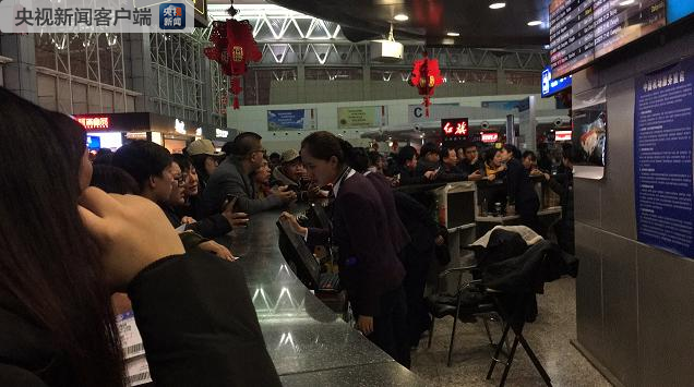  长春机场遭强降雪袭击暂时关闭 为延误旅客免费发放餐食和饮料