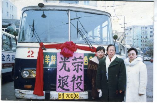 （青岛公交集团用图）1999年1月，青岛公交集团2路电车全部改为无人售票车，铰接式电车退出2路线。
