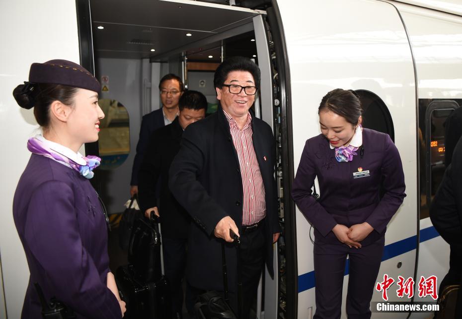 全国人大安徽代表团抵达北京