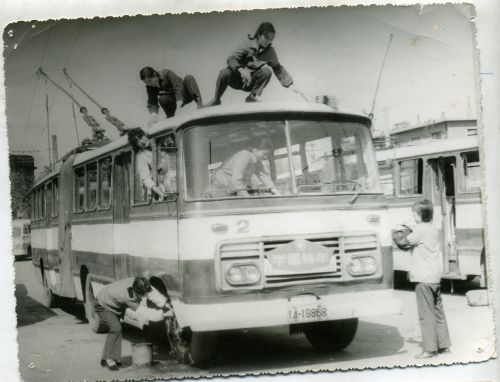 （青岛公交集团用图）1980年，公交2路电车868号车组驾乘人员清理车辆卫生
