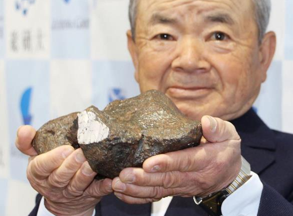 日本男子无心捡到一块石头 不料是46亿年前陨石
