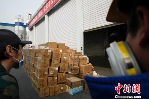 资料图：北京市食品药品监督管理局联合北京市公安局开展假劣食品药品集中销毁活动。 张宇亮摄