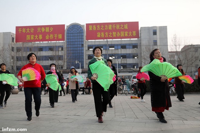 南方周末 人口政策_南方周末 报道 年轻人,到 体制内 去(2)