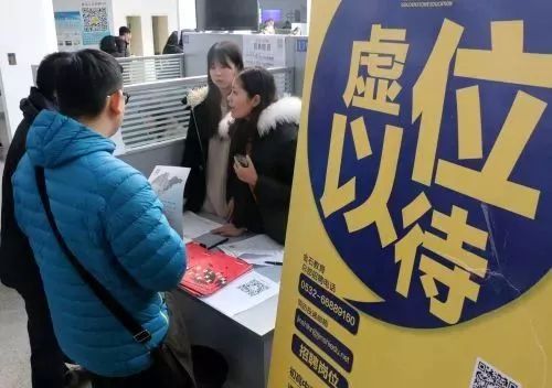 2000年人均工资_2018年西安人均工资(2)