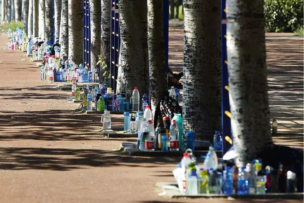 喝瓶装水会咽下塑料颗粒，到底致不致癌？