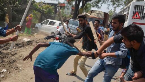 印度多邦爆发大规模暴力骚乱 至少8人死亡