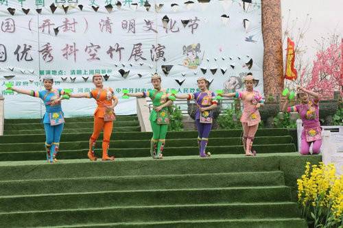 2018中国（开封）清明文化节全国优秀抖空竹展演在清明上河园举行
