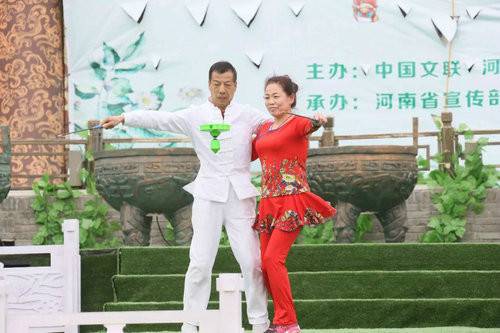 2018中国（开封）清明文化节全国优秀抖空竹展演在清明上河园举行