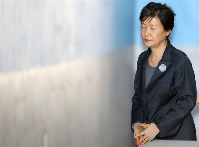 朴槿惠一审被判24年 罚款180亿韩元