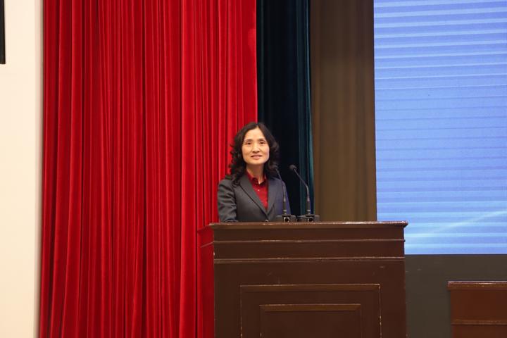 郭海平说,2016年入选国家“万人计划”教学名师,这让我深感鼓舞和压力。我想,这个殊荣不仅仅是对我个人工作的认可,更是对我们台州市、临海市人才工作的肯定与褒奖。回顾自己成长过程,一路走来,深受领导和同事们的关心与帮助,感受到各级党委、政府对人才培养和扶持的力度,我感恩台州、感恩临海。 承蒙组织对我的关心和信任,2013年让我担任台州市名师工作室领衔人。在近五年的工作室建设中,身边涌现出了一大批优秀的年轻教师,他们朝气蓬勃,有思想、敢创新,但也会在探索的途中迷茫和碰壁,急需引领与扶