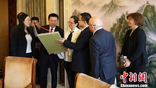 双方互赠礼物。　李梦摄
