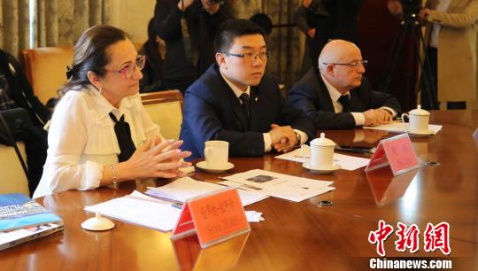 与会代表进行座谈会。　李梦摄