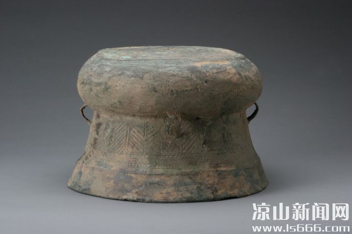 盐源老龙头出土铜鼓。