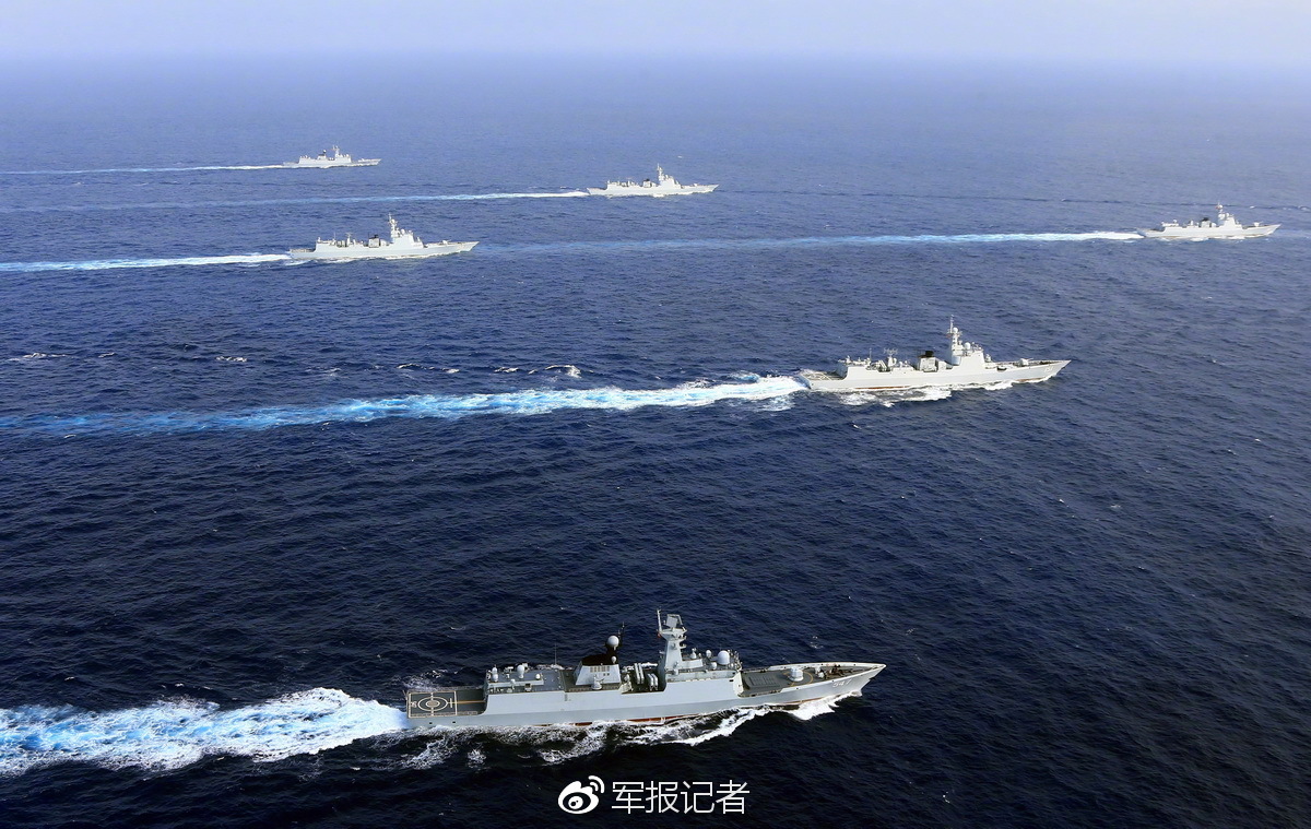 海上“带刀护卫”，新型导弹驱逐舰驰骋在西太平洋。记者张雷摄影