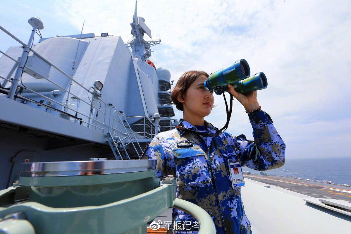 哈萨克族女兵加德热拉·哈布力观察海空情况。记者张雷