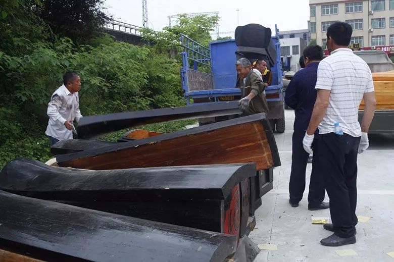 丰城小港镇大街上摆满了棺材 现场图片让人吃惊