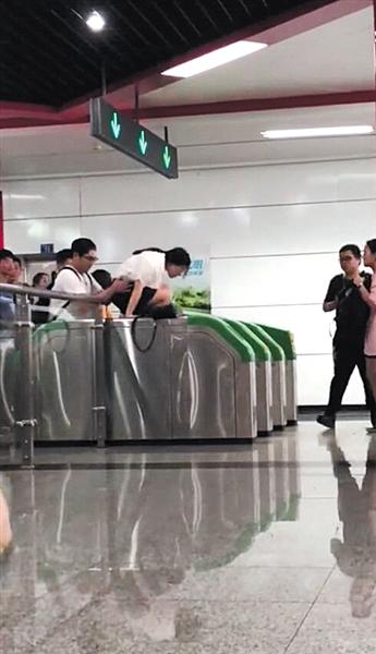 成都青年集体跳闸逃票,这是什么素质?