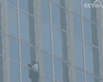 “蜘蛛人”攀爬韩国第一高楼被捕 自称向朝韩会晤致意
